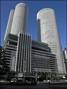 En superficie au sol, elle est la plus grande au monde. Elle est surmonte des tours jumelles JR Towers. Chacune d'elles mesure 245 mtres. C'est ...