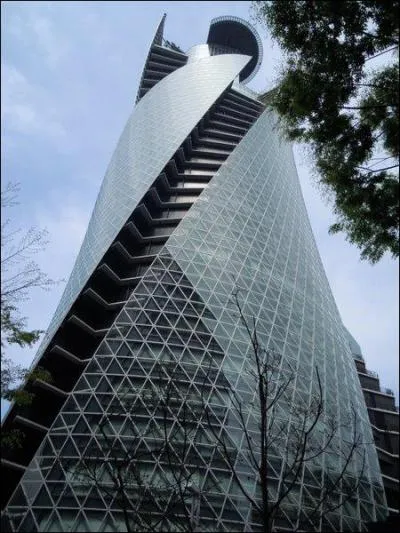 Quel est le nom de ce gratte-ciel de 170 mtres de hauteur situ  Nagoya ?