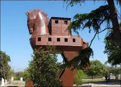 D'aprs la lgende, qui construisit le fameux cheval de Troie ?