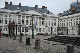 Dans quelle ville se trouve le parlement flamand compos au maximum de 11 ministres dont au moins l'un d'entre eux doit provenir de la Rgion de Bruxelles-Capitale ?