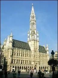 En 1449, il fut dcid de surlever le petit beffroi  cras  entre les deux ailes de l'Htel de Ville de la Grand-Place de Bruxelles. Une statue fut rige en son sommet. Laquelle ?