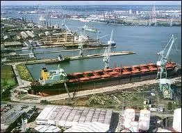 Anvers, chef-lieu de province dans la Rgion flamande, est un des plus grands ports au monde mais aussi le cur de l'industrie de (du) .