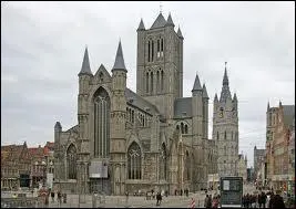 Du 13e au 15e sicle, fut btie l'glise Saint-Nicolas de Gand. Elle prsente 3 particularits locales : une tour imposante, plusieurs petites tours aux coins et est entirement construite en pierres 