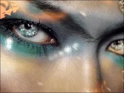  Nous avons trois enfants mais Pierre est le seul  avoir des yeux crulens . Ici qu'entend-on par  crulens  ?