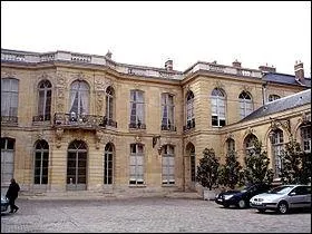 Comment s'appelle le Premier ministre  qui il succde en 2005 ?