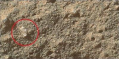 L'exploration spatiale est fascinante, et mystérieuse. Voici l'une des photographies envoyées par Curiosity, le "rover" actuellement en train de batifoler sur le sol martien. Selon la NASA, de quoi pourrait-il s'agir ?