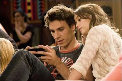 Dans quelle srie jouent Axel Huet et Lucie Bourdeu en tant que frre et soeur ?