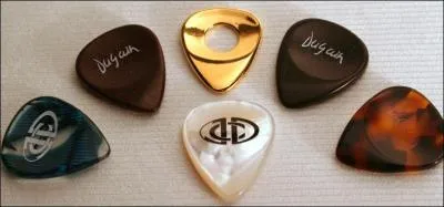 Comment s'appelle l'objet permettant de pincer ou de gratter les cordes  la guitare ?