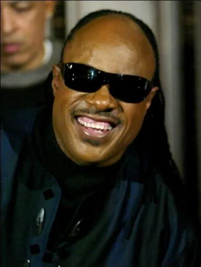 Stevie Wonder a longtemps chant chez Motown, mais il a fait bien plus que a, runissant une pliade d'artistes afin de chanter la gloire d'un prsident, lui souhaitant : Happy Birthday !