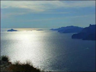 Compltez - La mer _________ se situe au sud-est de la France.