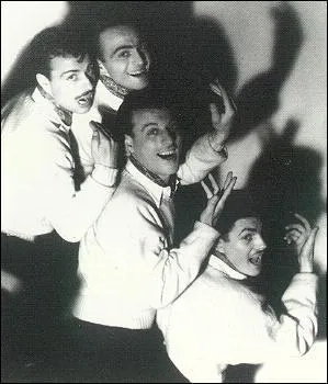 Complétez : Plus on (...) plus on allonge Plus on frotte et plus ça s'(...)