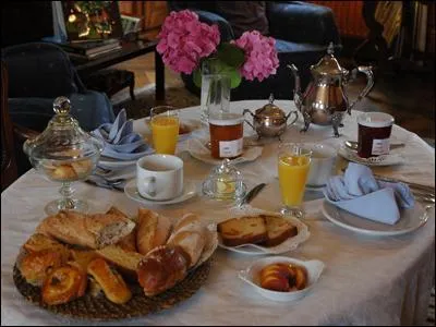 Complétez : Dans les avions dans les (...) On vous porte sur un plateau