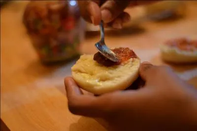 Complétez : La confiture qui (...) Qui coule coule sur les mains