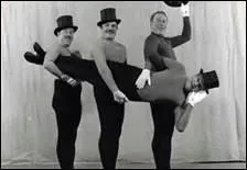 Complétez : Ça passe par les trous de la (...) Pourquoi y a-t-il des trous dans le (...)