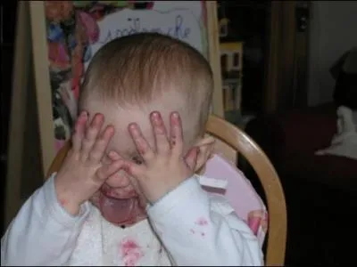 Complétez : On la met en bouche elle s'incline Ça coule (...)