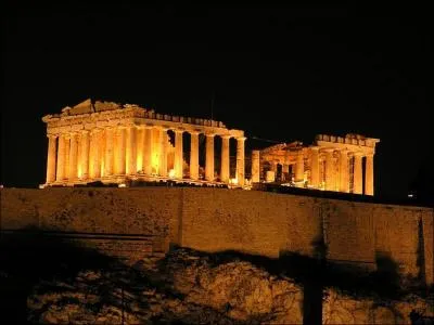 Dans l'antiquit, quelle carrires de marbres surplombaient Athnes ?