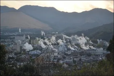 A Beppu, ville en feu, que se dgage-t-il du sol ?