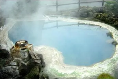 La silice dissoute dans l'eau de la source thermale de Kamado la colore en ...