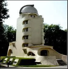 Cette tour r�alis�e entre 1917 et 1921 est  La tour Einstein  qui abrite un t�lescope solaire. Elle est situ�e � Potsdam, �