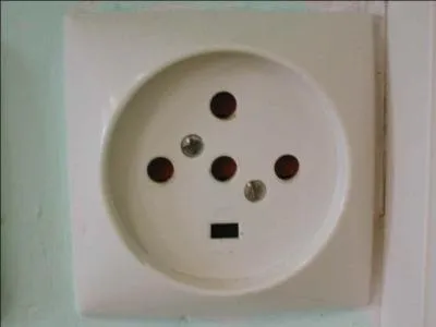 Comment s'appelle ce type de systme, ici une prise, constitu de trois courants ?