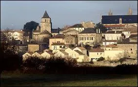 Nous allons  Melle ( Deux-Svres ) o la ville est chef-lieu ...