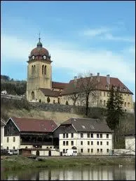 Je me rends  Morteau ( Doubs ). Cette ville est chef-lieu ...