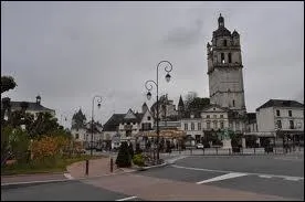 Nous allons  Loches ( Indre-et-Loire ) o la ville est chef-lieu ...