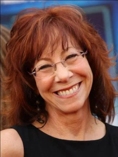 Comment s'appelle cette actrice quoi joue Mme. Skidmore dans Section Genius ?