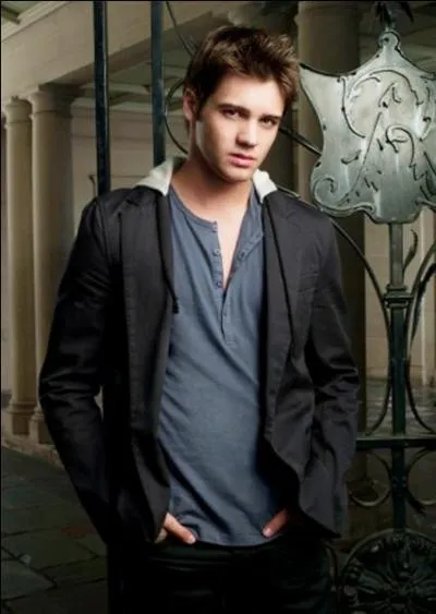 Comment s'appelle le petit frre d'Elena ?