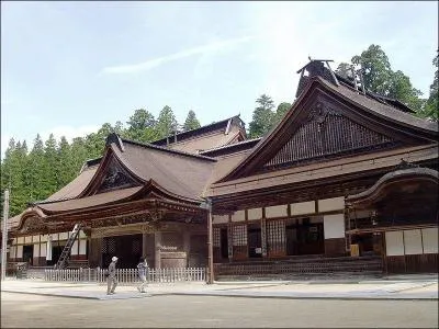 Que trouve-t-on sur le Mont Koya, le centre le plus important du bouddhisme Shingon au Japon ?