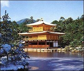 Ce temple zen, Pavillon d'or de Kyoto, est recouvert de feuilles d'or.