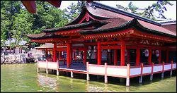 Sur quoi est construit le sanctuaire d'Itsukushima, en grande partie laqu en rouge vermillon,  Hiroshima ?