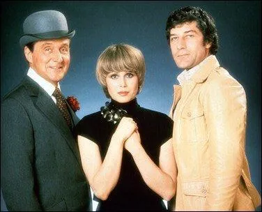 Dans quelle srie, John Steed est-il accompagn de Purdey et Gambit ?