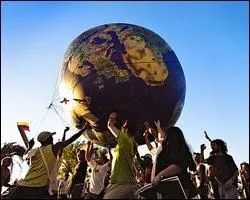 Quelle organisation altermondialiste milite pour la mise en place d'une telle taxe et se distingue souvent par des manifestations tendues ?