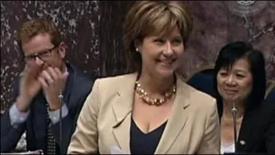Voici Madame Christy Clark, et ce minuscule dcollet, qui a cr la rvolution (on se croirait revenu  la chasse aux sorcires), mais pourquoi donc ?