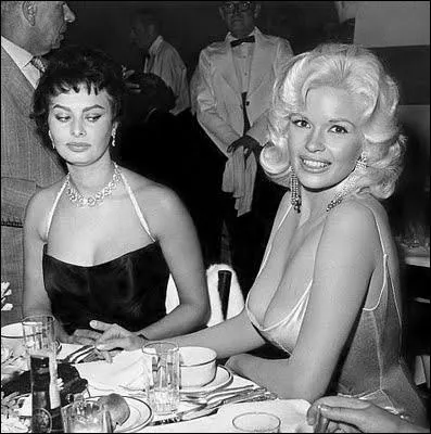 Cette photo est trs clbre : pour les deux clbres dcollets ici prsents, des deux stars Sophia Loren et Jayne Mansfield, mais aussi pour ce qu'a capt le photographe, qui est... ?