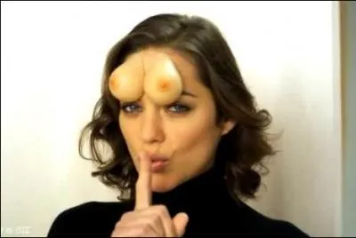 Ceci est un dtournement amusant de pub pour les USA, sur le thme  Regardez-moi dans les yeux  ! Marion Cotillard vante un faux-produit, les  forehead tittaes , qu'utiliseraient les femmes franaises pour... ?