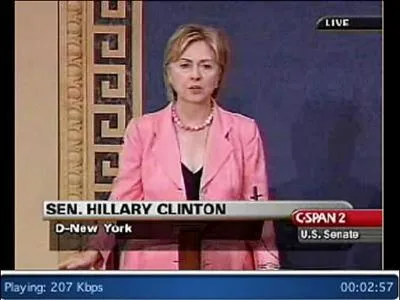 Voici Hillary Clinton, en 2007, lors d'un dbat entre les candidats dmocrates pour l'investiture  l'lection prsidentielle. Ce dcollet en V, tout ce qu'il y a de classique, a suscit l'indignation en des termes violents de la part... ?