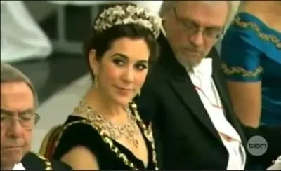 Et, pour finir en beaut, un scandale de dcollet dans le Gotha. La jeune femme dcollete est la Princesse hritire consort du Danemark, Mary, et le monsieur qui s'est trop attard sur le dcollet et a cr le scandale, est ?