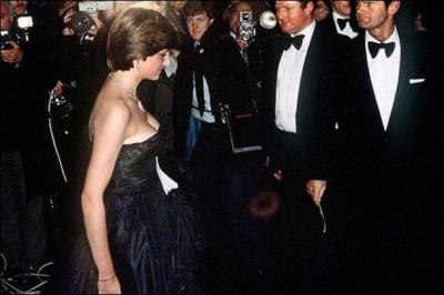 Ceci est le dcollet de la jeune Diana Spencer, la fameuse robe du soir de faille noire. La Presse a t subjugue, et en a fait les gros titres. Pourquoi cela a-t-il t une telle affaire, hors la beaut pulpeuse de la jeune future Princesse ?