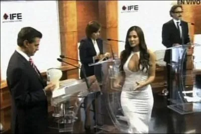 Ceci vient de se passer au Mexique : la jeune femme dcollete est une htesse de l'mission dont la prsence a dur 24 secondes. Elle a pourtant fait scandale pour sa tenue s'agissant d'un dbat politique entre candidats  la Prsidentielle. Cela peut prter  rire, pourquoi ?