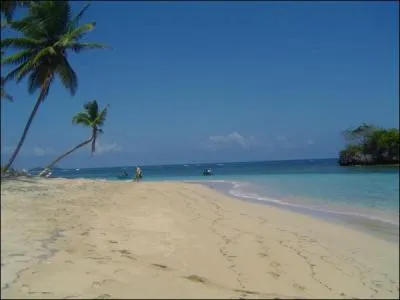 Comment s'appelle l'le-Etat situe entre la Guadeloupe et la Martinique ?