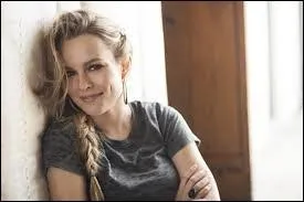 Comment s'appelle le premier single de Bridgit Mendler ?