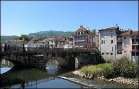 Je me rends  Saint-Girons ( Arige ) . La ville est chef-lieu ...