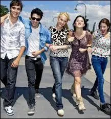 Sur la photo, il y a Jorge Blanco, Martina Stoessel, Pablo Espinosa, Lodovica Comello et qui d'autre ?