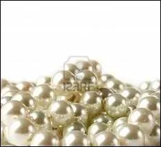 De quelle couleur est le collier ?