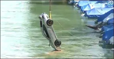 Une nouvelle voiture ? Un plan qui tombe  l'eau ! C'est un petit fleuve de France au Nord-Pas-de-Calais :