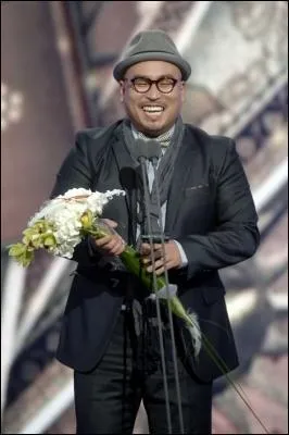 Qui est le plus vieux, et est chanteur principal ?