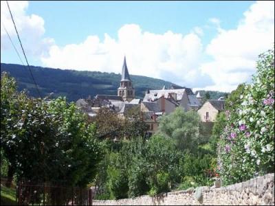 Comment s'appelle ce village du département de l'Aveyron, qui se distingue par son clocher flammé et le charme de ses maisons où vous assisterez en avril à la fête de la transhumance ?