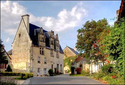 Quel est le nom de ce pittoresque village d'Indre-et-Loire, qui conserve son château, ses logis, ses jardins et deux lavoirs. Dans l'église est enterrée Catherine du Bellay, cousine du poète ?